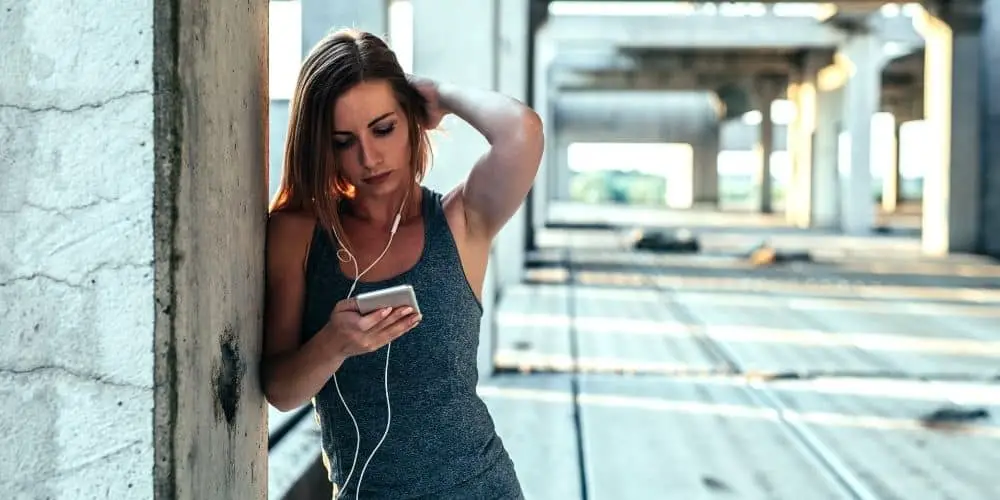 runner listening to music